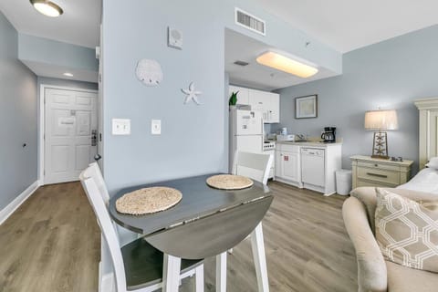 Studio, 1 King Bed (Majestic Beach Towers 1-609) | Dining