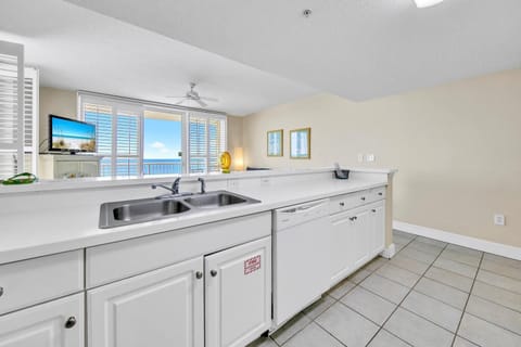 Condo, 1 King Bed with Sofa bed (Majestic Beach Towers 1-1615) | Private kitchen | Oven, toaster