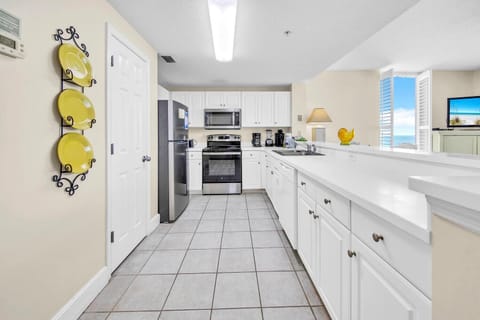 Condo, 1 King Bed with Sofa bed (Majestic Beach Towers 1-1615) | Private kitchen | Oven, toaster