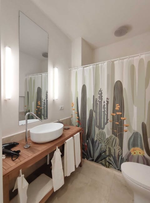 Deluxe Room | Bathroom | Free toiletries, hair dryer