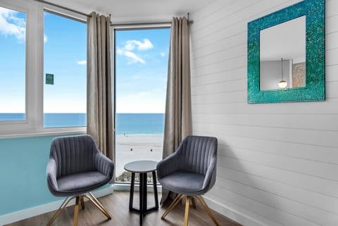 Studio, 1 King Bed with Sofa bed (Top of the Gulf 713) | Interior