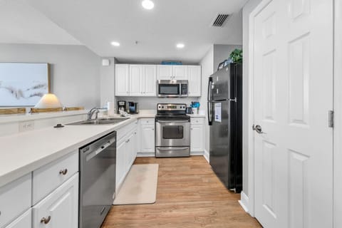 Condo, 1 King Bed with Sofa bed (Majestic Beach Towers 1-2205) | Private kitchen | Oven, toaster