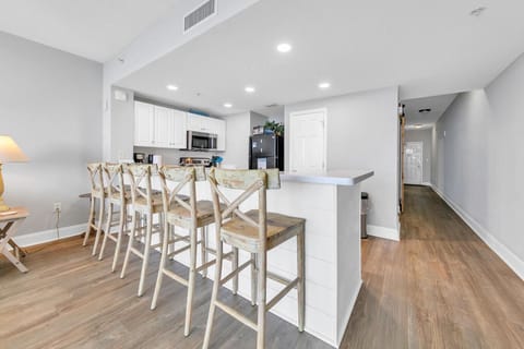 Condo, 1 King Bed with Sofa bed (Majestic Beach Towers 1-2205) | Dining