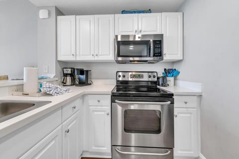 Condo, 1 King Bed with Sofa bed (Majestic Beach Towers 1-2205) | Private kitchen | Oven, toaster