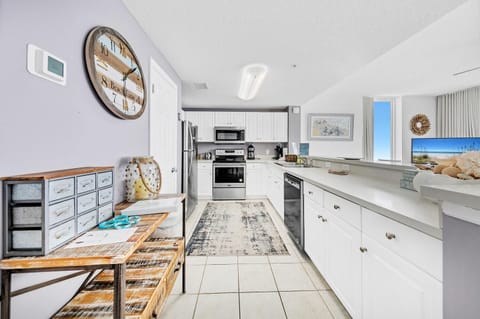 Condo, 1 King Bed with Sofa bed (Majestic Beach Towers 1-2015) | Private kitchen | Oven, toaster