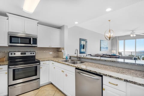 Condo, Multiple Beds (Leeward Key 405) | Private kitchen | Oven, toaster