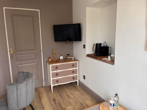 Romantic Room, 1 King Bed, Executive Level (Juno Beach) | Living area | 32-inch LCD TV with digital channels, table tennis, toys