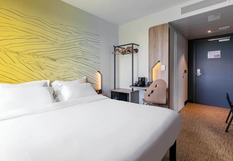 Desk, soundproofing, free WiFi, bed sheets