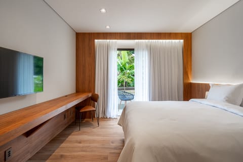 Standard Room, 1 Queen Bed | Desk, free WiFi