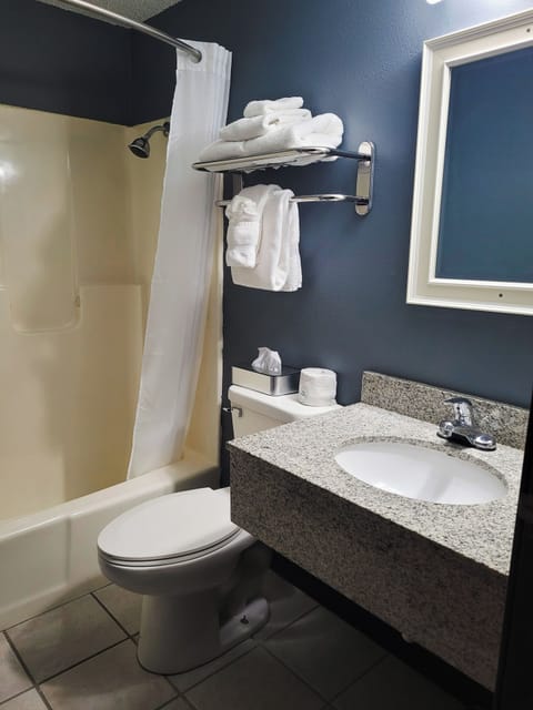 Combined shower/tub, hydromassage showerhead, free toiletries