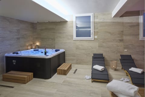 Sauna, hot tub, steam room