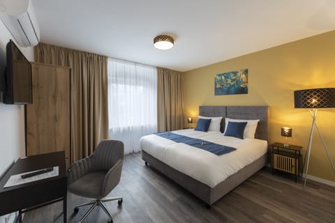 Deluxe Double Room | Select Comfort beds, desk, laptop workspace, blackout drapes