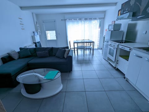 Comfort Penthouse | Living area | Flat-screen TV