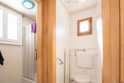 Chalet (Unique) | Bathroom | Shower, free toiletries, hair dryer, bathrobes