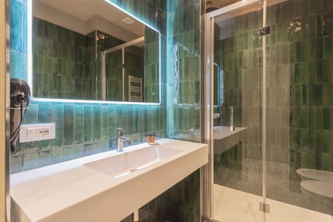 Design Double Room, 1 Queen Bed, Private Bathroom, Courtyard View | Bathroom | Shower, rainfall showerhead, hair dryer, bidet