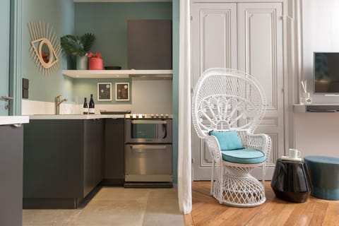 Suite Junior Paradis, 2 Place Gailleton, 69002 | Private kitchenette | Mini-fridge, microwave, espresso maker, coffee/tea maker