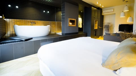 Suite Luxe Bellecour, 5 place Bellecour, 69002 Lyon | Premium bedding, pillowtop beds, minibar, in-room safe