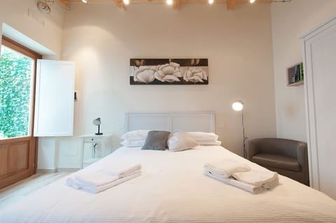 Minibar, desk, soundproofing, free WiFi