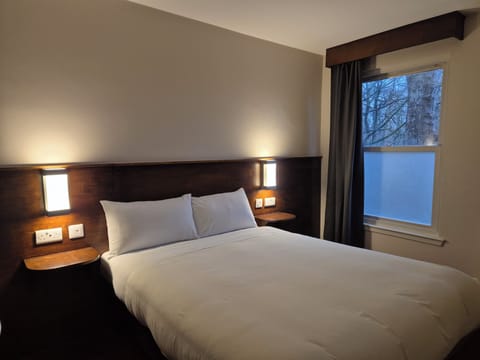 City Double Room | Free WiFi, bed sheets