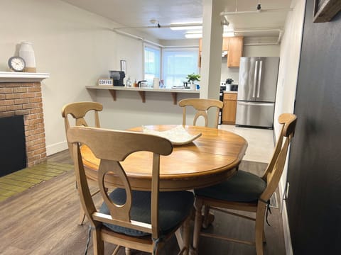 House | Living area | 40-inch Smart TV with digital channels, Netflix, Hulu