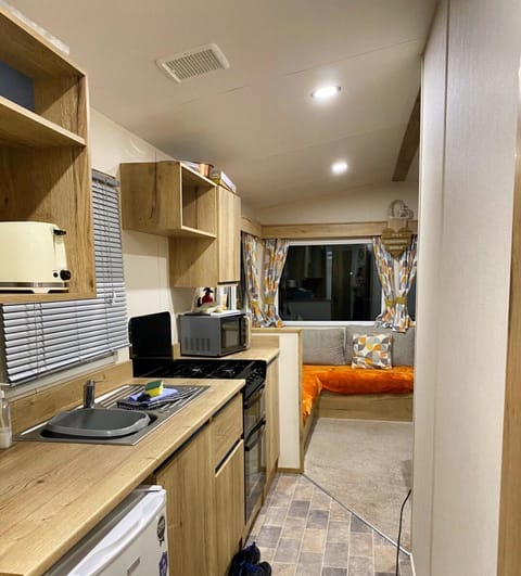 Chalet | Private kitchen | Fridge, microwave, oven, stovetop