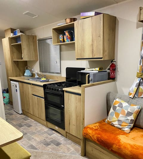 Chalet | Private kitchen | Fridge, microwave, oven, stovetop