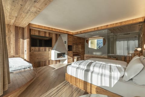 Luxury Studio Suite, Balcony, Mountain View | Hypo-allergenic bedding, down comforters, memory foam beds, in-room safe