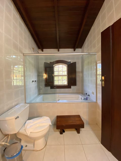 Deluxe Suite | Bathroom | Towels, soap, shampoo, toilet paper