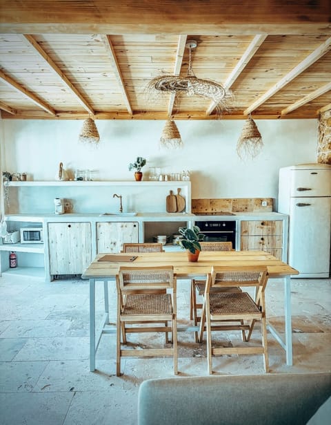 La gloire de mon pere | Private kitchen | Full-size fridge, microwave, oven, stovetop