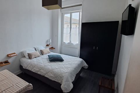 Classic Single Room, 1 Double Bed | Desk, free WiFi, bed sheets