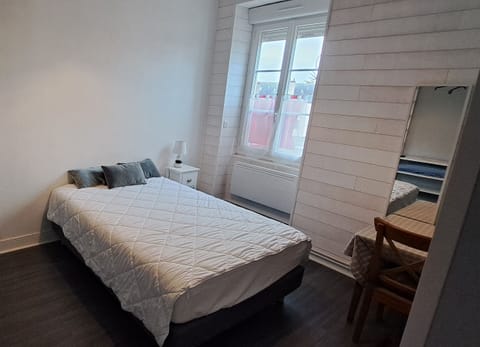 Classic Single Room, 1 Double Bed | Desk, free WiFi, bed sheets