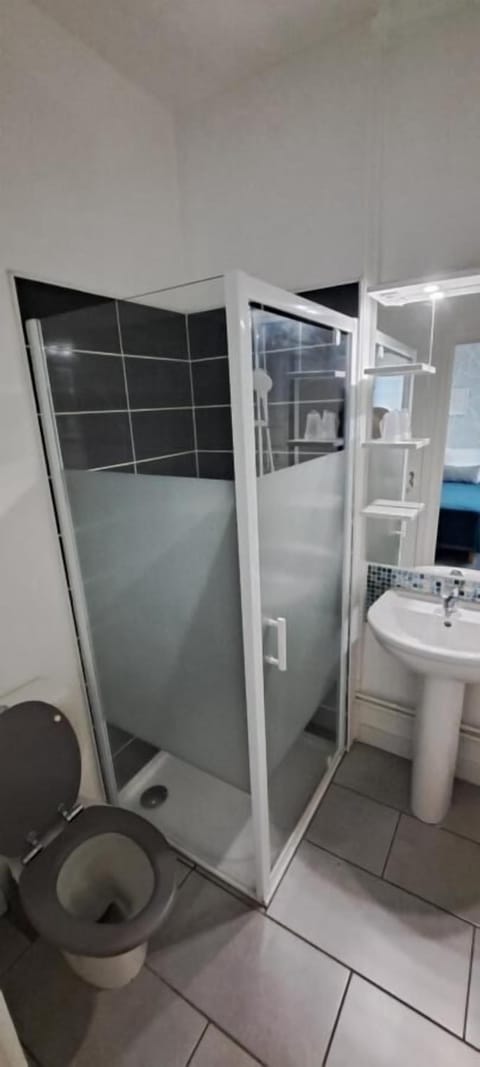 Classic Single Room, 1 Double Bed | Bathroom | Free toiletries, towels, soap, toilet paper