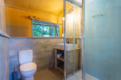 Luxury Tent | Bathroom | Shower, rainfall showerhead, free toiletries, hair dryer