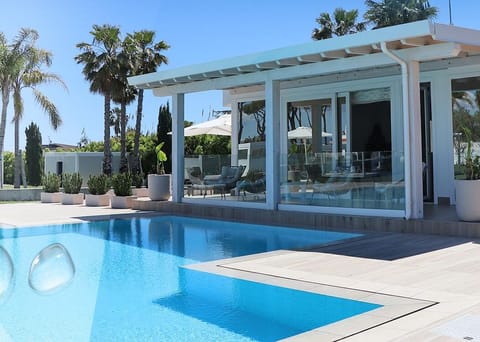 Suite with Private Pool | In-room safe, soundproofing, free WiFi, bed sheets