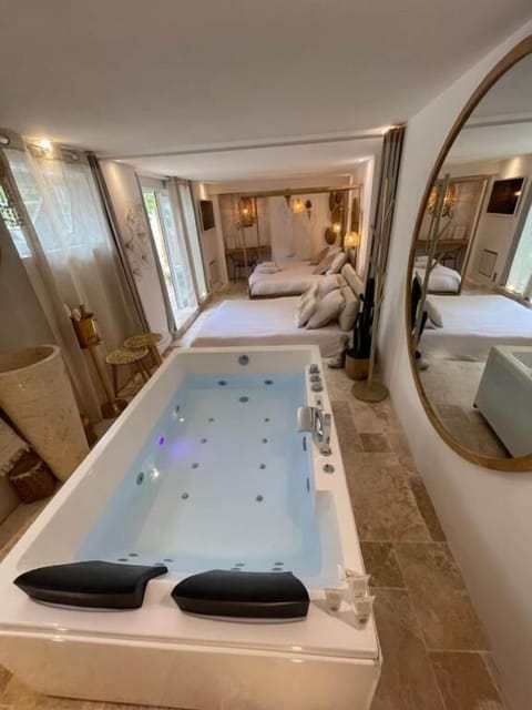 Suite prestige XL, baignoire à jets | Individually decorated, free WiFi, bed sheets