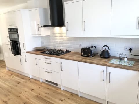 Classic House | Private kitchen | Full-size fridge, microwave, oven, stovetop