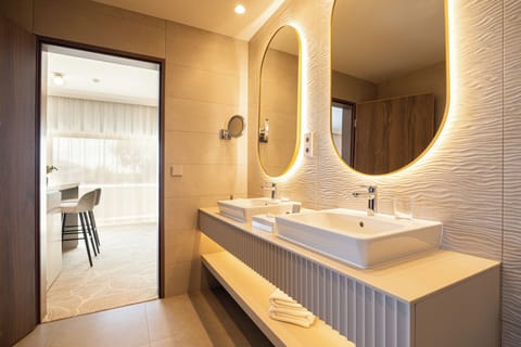 Exclusive Suite, Garden View | Bathroom | Free toiletries, hair dryer, slippers, towels