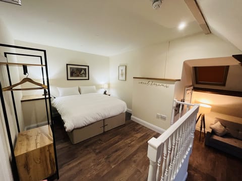 Standard Room, 1 Queen Bed, Non Smoking, Private Bathroom | 1 bedroom, free WiFi, bed sheets