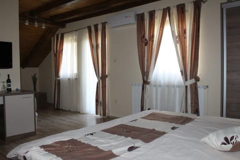Comfort Room | 1 bedroom, desk, laptop workspace, free WiFi