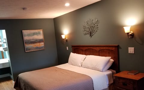 Room, 1 King Bed, Non Smoking | Desk, rollaway beds, free WiFi, bed sheets