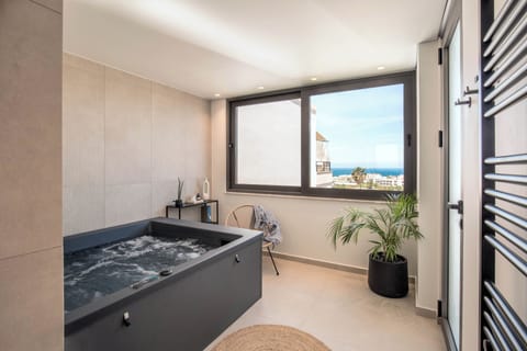 Master Suite with Jetted Tub, Panoramic View | Jetted tub