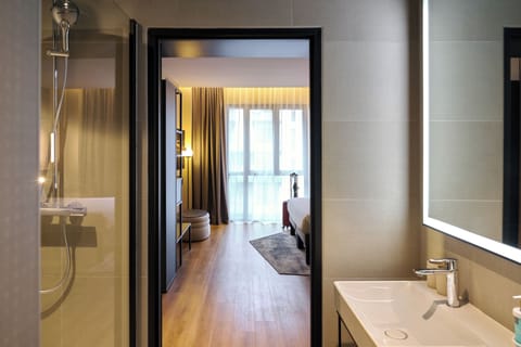 Executive Room, 1 Queen Bed | Premium bedding, memory foam beds, minibar, laptop workspace