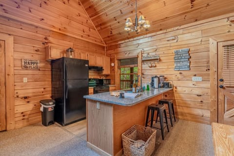 Cabin, Multiple Beds, Hot Tub | Private kitchen | Fridge, microwave, oven, stovetop