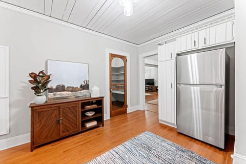 House | 3 bedrooms, desk, iron/ironing board, Internet