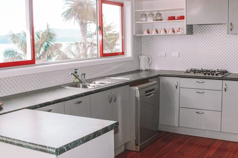 Superior Apartment, 2 Bedrooms, Fireplace, Bay View | Private kitchen | Full-size fridge, microwave, stovetop, coffee/tea maker