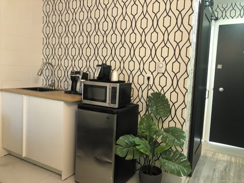 Studio Suite, 1 King Bed, Kitchenette | Private kitchenette | Fridge, microwave, coffee/tea maker
