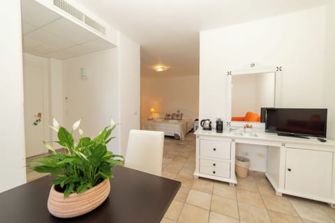 Junior Suite | Desk, laptop workspace, blackout drapes, soundproofing