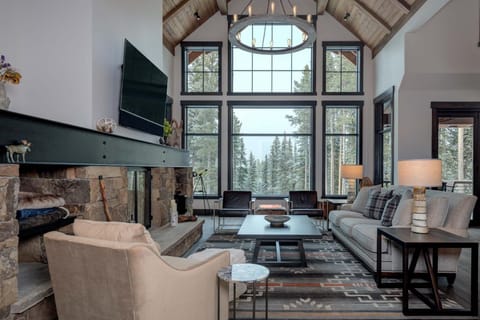 House, 5 Bedrooms | Living area