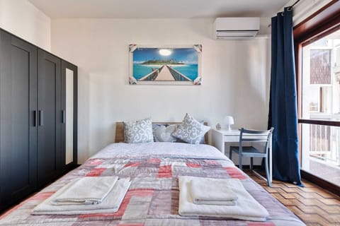 City Room | Laptop workspace, free WiFi, bed sheets