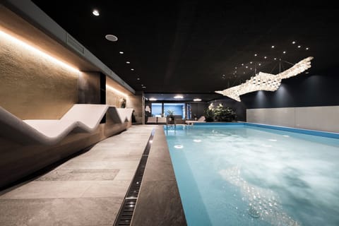 Indoor pool, sun loungers